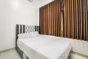 Кровать или кровати в номере Arsya Homestay Mitra RedDoorz