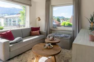 Posezení v ubytování Große helle moderne Wohnung mit Balkon und Aussicht HBS