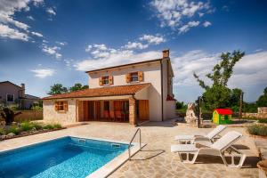 Kolam renang di atau dekat dengan Villa with pool, garden, in a quiet small village - by Traveler tourist agency Krk - ID 2179
