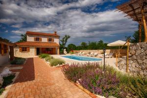 Kolam renang di atau dekat dengan Villa with pool, garden, in a quiet small village - by Traveler tourist agency Krk - ID 2179