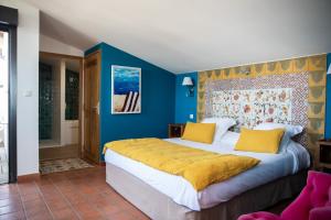 Oustau Camarguen Hôtel & Spa客房内的一张或多张床位