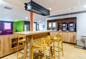 a dining room with a table and chairs at B&B HOTEL Amneville-les-Thermes in Amnéville