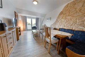 a room with a dining table and a room with a kitchen at Gasthaus Deichkieker - Wo die Nordsee dich umarmt und Erholung beginnt in Horumersiel