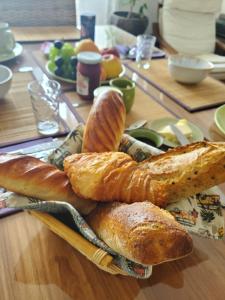 ein Teller mit Brot und Gebäck auf einem Tisch in der Unterkunft Colibri in Rocquencourt + 7 Fotos