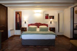 Oustau Camarguen Hôtel & Spa客房内的一张或多张床位
