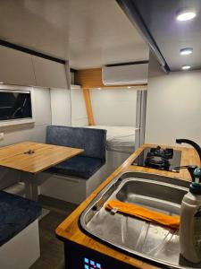 Køkken eller tekøkken på יהליס קראוונים - לנפוש על גלגלים