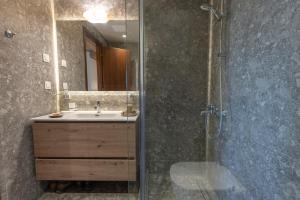 考克考利恩Tis Ouranias的带水槽和带镜子的淋浴的浴室