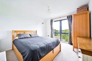 Ένα ή περισσότερα κρεβάτια σε δωμάτιο στο Stylish 2 bed 2 bath apt in Wembley