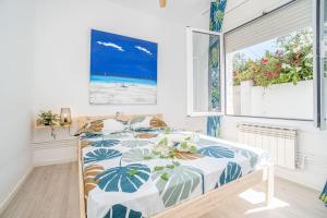 una camera da letto con un letto e una finestra di MBII- Paradise Empordà with HEATED little SWIMING-POOL-VERY QUITE PLACE a Roses