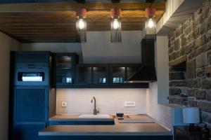 考克考利恩Tis Ouranias的厨房配有蓝色橱柜、水槽和灯 更多33张照片