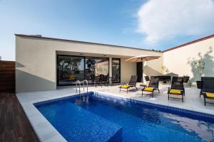 une maison avec une piscine, une table et des chaises dans l'établissement Villa Mara by IstriaLux, à Svetvinčenat
