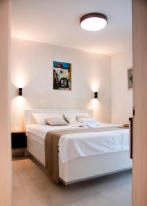 une chambre blanche avec un grand lit blanc dans l'établissement Villa Mara by IstriaLux, à Svetvinčenat 23 autres photos