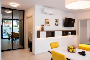 un salon avec une table et des chaises jaunes dans l'établissement Villa Mara by IstriaLux, à Svetvinčenat