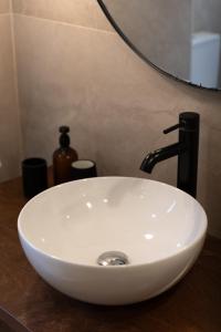 Ένα μπάνιο στο Modern 1BR Spacious Apartment with Terrace - Close to St Thomas Bay