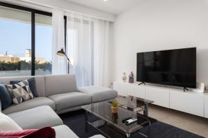 Μια τηλεόραση ή/και κέντρο ψυχαγωγίας στο Modern 1BR Spacious Apartment with Terrace - Close to St Thomas Bay