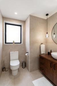 Ένα μπάνιο στο Modern 1BR Spacious Apartment with Terrace - Close to St Thomas Bay
