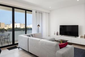 Μια τηλεόραση ή/και κέντρο ψυχαγωγίας στο Modern 1BR Spacious Apartment with Terrace - Close to St Thomas Bay