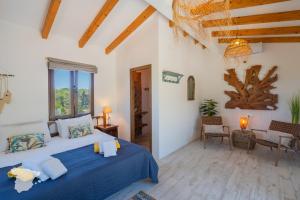 En eller flere senge i et værelse på Villa Safari + 35 billeder