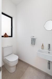 Ένα μπάνιο στο Modern 1BR Spacious Apartment with Terrace - Close to St Thomas Bay