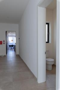 Ένα μπάνιο στο Modern 1BR Spacious Apartment with Terrace - Close to St Thomas Bay