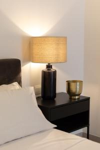 Ένα ή περισσότερα κρεβάτια σε δωμάτιο στο Modern 1BR Spacious Apartment with Terrace - Close to St Thomas Bay