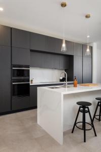 Η κουζίνα ή μικρή κουζίνα στο Modern 1BR Spacious Apartment with Terrace - Close to St Thomas Bay