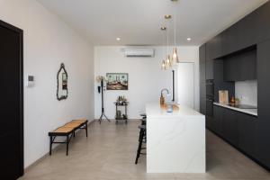 Φωτογραφία από το άλμπουμ του Modern 1BR Spacious Apartment with Terrace - Close to St Thomas Bay σε Marsaskala