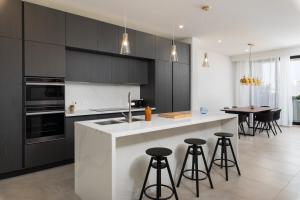 Η κουζίνα ή μικρή κουζίνα στο Modern 1BR Spacious Apartment with Terrace - Close to St Thomas Bay