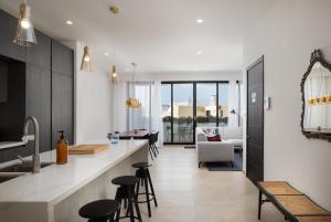 Posezení v ubytování Modern 1BR Spacious Apartment with Terrace - Close to St Thomas Bay + 27 fotografií