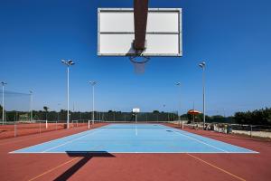 a basketball hoop on a tennis court at Pietrablu Resort & Spa - CDSHotels in Polignano a Mare