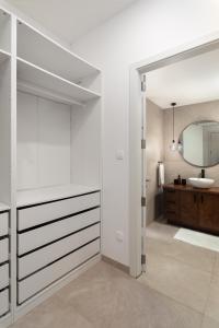 Ένα μπάνιο στο Modern 1BR Spacious Apartment with Terrace - Close to St Thomas Bay