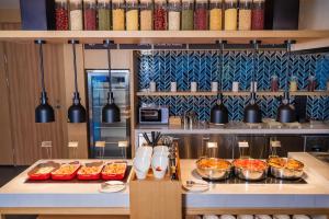 Kuchyň nebo kuchyňský kout v ubytování Fairfield by Marriott Shenzhen Dameisha