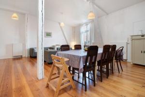 a dining room with a table and chairs at Alte Seifensiederei - Ferienloft in Stralsund
