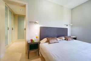 A bed or beds in a room at Villa Gran Canaria Specialodges