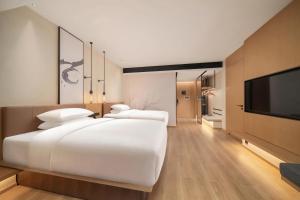 Postel nebo postele na pokoji v ubytování Fairfield by Marriott Shenzhen Dameisha