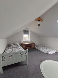 a bedroom with two beds and a dresser and a window at Monteurwohnung, Ferienwohnung auf dem Land in Gokels
