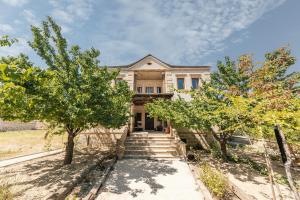 een oud huis met bomen ervoor bij Cappadocia Aishe Hotel in Goreme +23 foto's