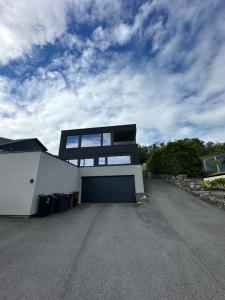 una casa grande con garaje en la entrada en Luxury Villa Stunning View - ONS, en Stavanger
