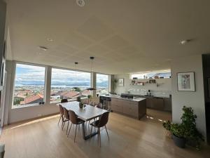 Una cocina y un comedor con mesa y sillas. en Luxury Villa Stunning View - ONS, en Stavanger