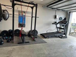 un garaje con un gimnasio con varios equipos en Luxury Villa Stunning View - ONS, en Stavanger