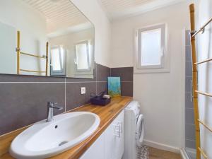 ein Badezimmer mit Waschbecken und Spiegel in der Unterkunft À 300m de la plage, maison pour 5 in Brétignolles-sur-Mer + 22 Fotos