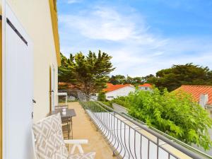 einen Balkon mit Gartenblick in der Unterkunft À 300m de la plage, maison pour 5 in Brétignolles-sur-Mer