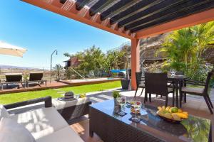 A balcony or terrace at Villa Gran Canaria Specialodges