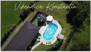 an overhead view of a swimming pool in a yard at Vikendica Konstantin Slatina-Banja Luka in Laktaši