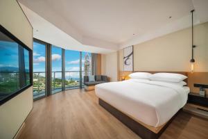Postel nebo postele na pokoji v ubytování Fairfield by Marriott Shenzhen Dameisha