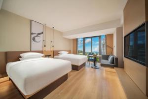 Postel nebo postele na pokoji v ubytování Fairfield by Marriott Shenzhen Dameisha