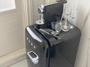 una mesa negra con vasos y copas de vino en Yourbnb Suites Haarlemmerstraat, en Ámsterdam