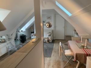 Zimmer mit einem Tisch und einem Esszimmer in der Unterkunft Appartement à 2 pas de la plage in Cabourg