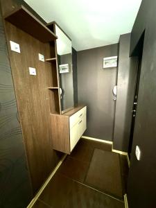 een badkamer met een wastafel en een spiegel bij Гоголя 68 in Karagandy