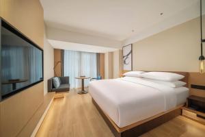 Postel nebo postele na pokoji v ubytování Fairfield by Marriott Shenzhen Dameisha